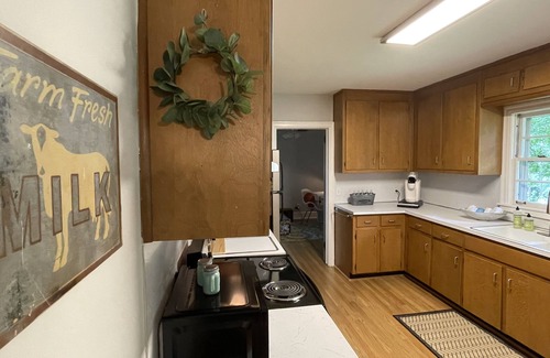 Roswell House | Cozy cottage in Historic Roswell just blocks from Canton Street!