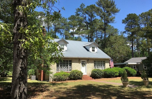 Old Town Cottage | Cozy Cottage in Old Town Pinehurst - Sleeps 8- Wifi