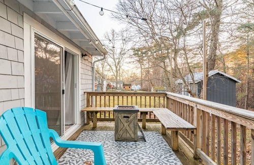 Buttermilk Bay House | Cozy Cottage in Plymouth w/ Firepit