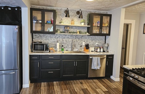 Danville House | Cozy Cottage in Schoolfield - Sleeps 6 - 10 min walk to Caesars Virginia