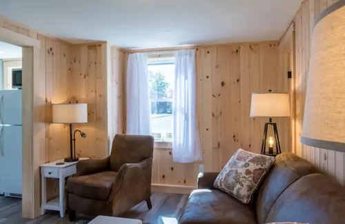 Freeport Cottage | Cozy Cottage in the heart of Freeport - 5 minute walk to outlets
