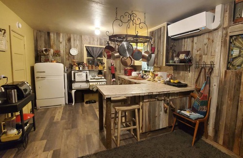 Hagerman Cottage | Cozy Cottage in the midst of Hot Springs and Waterfalls