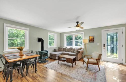 Surry House | Cozy cottage in the woods