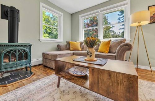 Surry House | Cozy cottage in the woods