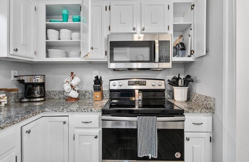 South Kansas City House | Cozy Cottage in Prairie Village WiFi PetsOk