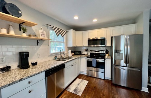 McCutcheon Field Cottage | Cozy Cottage located within minutes of Air Station and Beach - Dogs are Welcome!