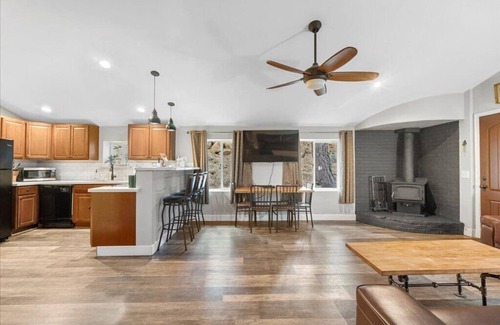 Flagstaff House | Cozy Cottage Located in the pines .Great clean getaway. Master bedroom KING bed.