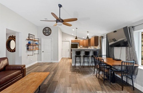 Flagstaff House | Cozy Cottage Located in the pines .Great clean getaway. Master bedroom KING bed.