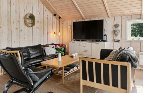 Kramnitse House | Cozy Cottage Near Beach With Fenced Garden