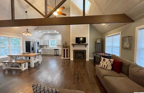 Cadiz House | Cozy Cottage near Lake Barkley.