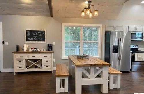 Cadiz House | Cozy Cottage near Lake Barkley.