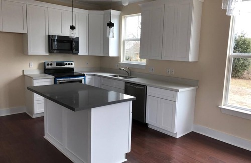 Waveland House | Cozy Cottage Near the Beach