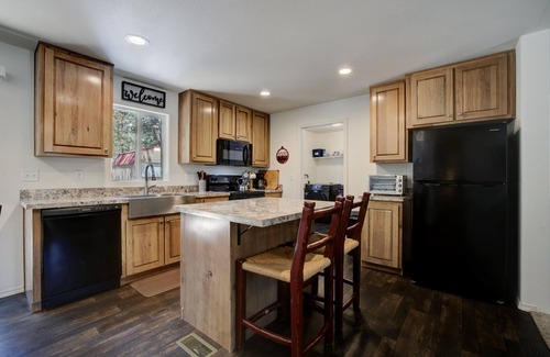 La Pine Cottage | Cozy Cottage nestled in the pines with hot tub and fire pit.