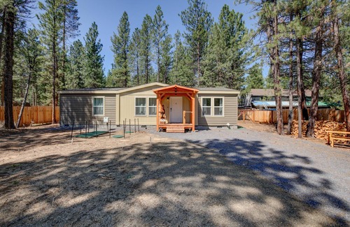 La Pine Cottage | Cozy Cottage nestled in the pines with hot tub and fire pit.
