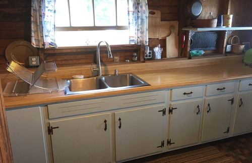 Colchester Cottage | Cozy cottage on beautiful sandy beach in Malletts Bay