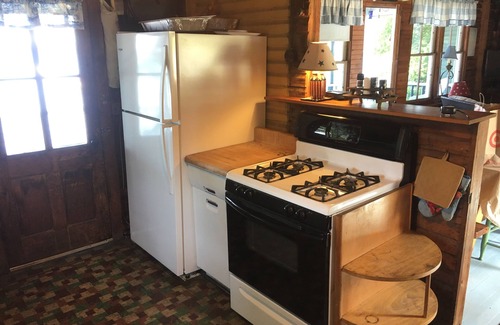 Colchester Cottage | Cozy cottage on beautiful sandy beach in Malletts Bay