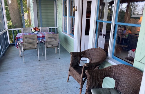 Colchester Cottage | Cozy cottage on beautiful sandy beach in Malletts Bay