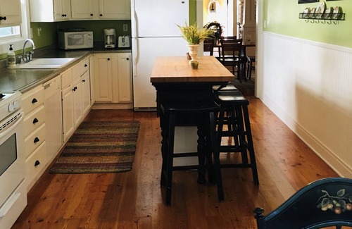 Cassopolis House | Cozy Cottage on Diamond Lake - Near Park Shore Marina