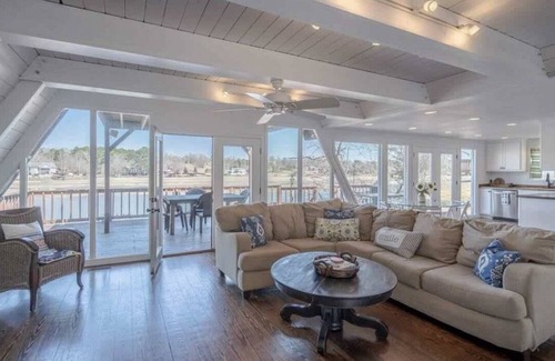 Mid America House | Cozy cottage on Lake Hamilton fabulous place with boat dock swimming dock ￼