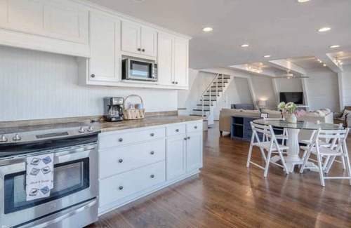 Mid America House | Cozy cottage on Lake Hamilton fabulous place with boat dock swimming dock ￼