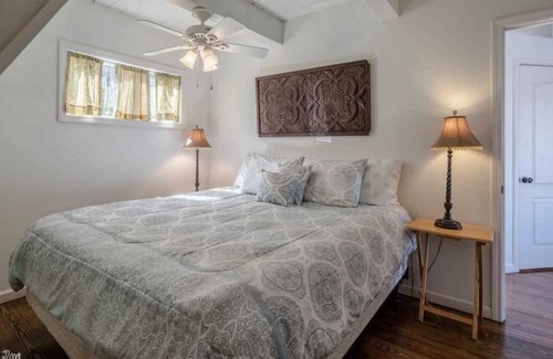 Mid America House | Cozy cottage on Lake Hamilton fabulous place with boat dock swimming dock ￼