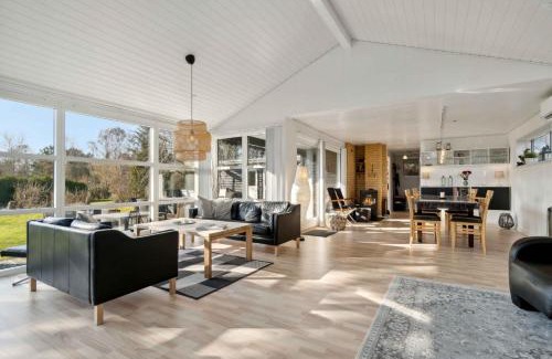 Smidstrup Strand House | Cozy Cottage Only 500 M From The Sea