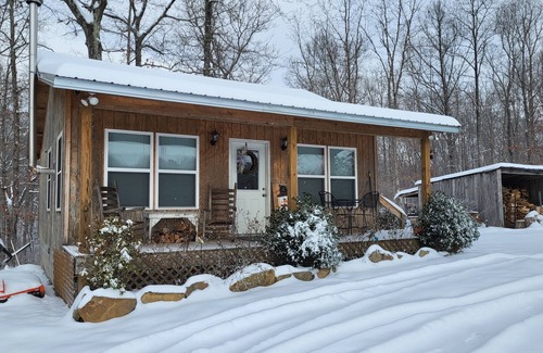 Dunlap Cabin | Cozy cottage @ private lake. Able to accommodate 3 travelers for summer season