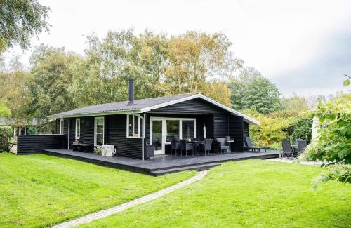 Falen House | Cozy Cottage Retreat in Bork Havn-By Traum