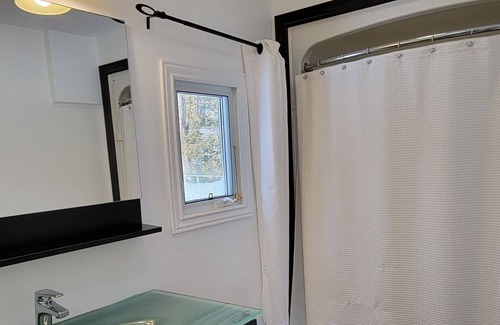 Innisfil House | Cozy Cottage Steps to Lake Simcoe