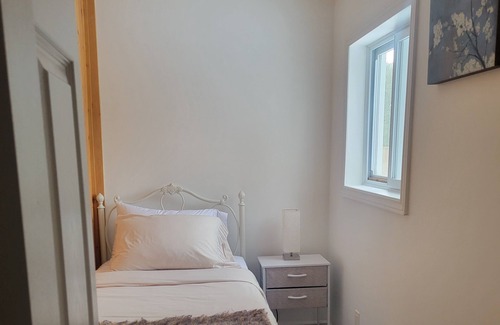 Innisfil House | Cozy Cottage Steps to Lake Simcoe