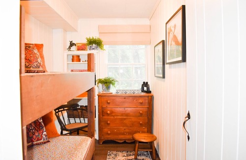 South Kingstown House | Cozy cottage surrounded by nature - 5 min to town and beaches