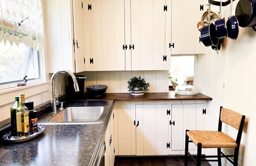 South Kingstown House | Cozy cottage surrounded by nature - 5 min to town and beaches