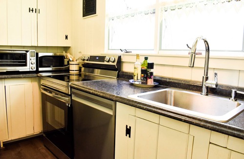 South Kingstown House | Cozy cottage surrounded by nature - 5 min to town and beaches