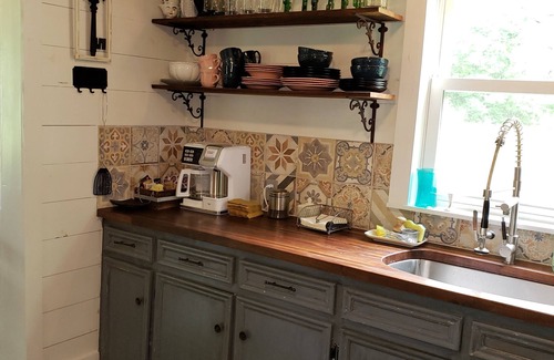 Dickinson House | Cozy Cottage Two-bedroom w/Screened Back Porch - Spacious & Charming!