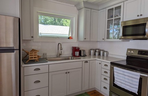 St. Albans Cottage | Cozy Cottage with private beach