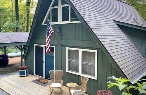 Highlands Ski Chalet | Cozy Cottage w Hot Tub, 5 min walk to Main St