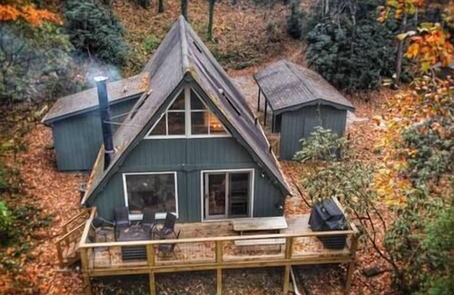 Highlands Ski Chalet | Cozy Cottage w Hot Tub, 5 min walk to Main St