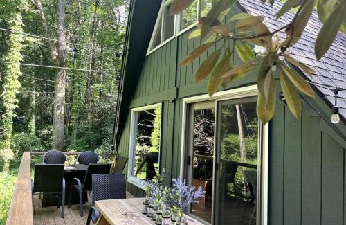 Highlands House | Cozy Cottage w Hot Tub, 5 min walk to Main St