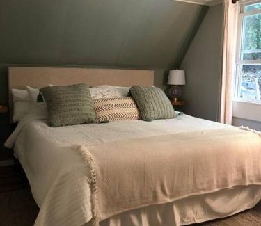 Highlands House | Cozy Cottage w Hot Tub, 5 min walk to Main St
