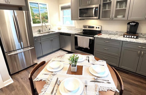 Black Mountain House | Cozy Cottage - Walk to Town