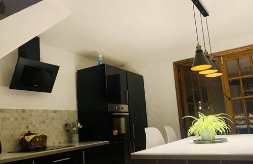 Haverfordwest Cottage | Cozy cottage with log burner