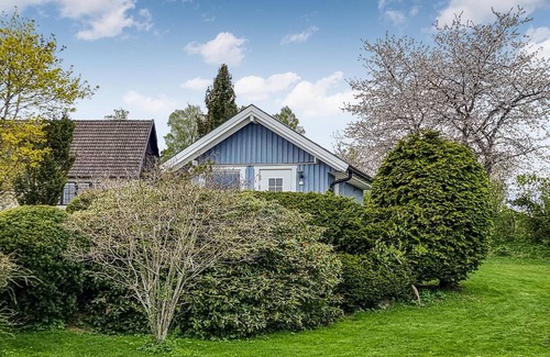 Habo Municipality House | Cozy cottage with a view of Lake Vättern.
