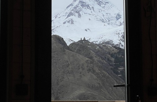 Stepantsminda Cottage | Cozy cottage with a panoramic view of Kazbegi.