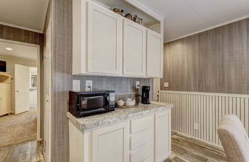 Norman Cottage | Cozy cottage with hot tub minutes from Norman by Lake Thunderbird