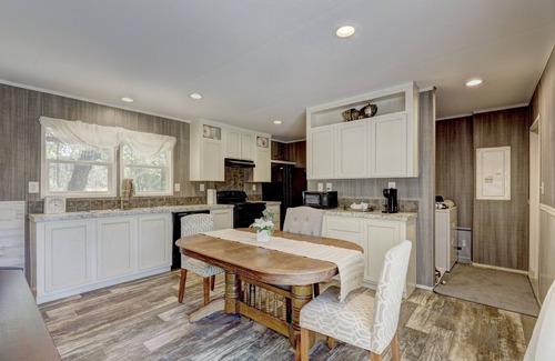 Norman Cottage | Cozy cottage with hot tub minutes from Norman by Lake Thunderbird