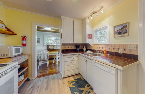 Depoe Bay House | Cozy cottage with ocean views, walking distance from town