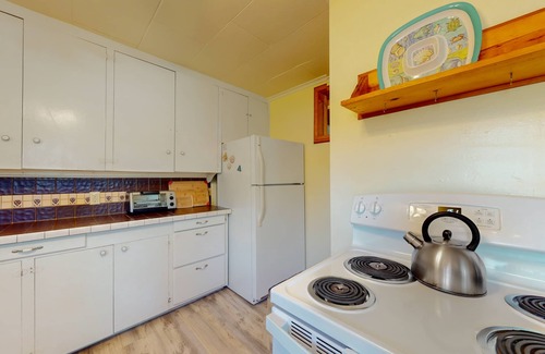 Depoe Bay House | Cozy cottage with ocean views, walking distance from town