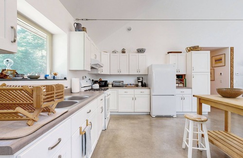 Ellsworth House | Cozy cottage with private Washer/Dryer, wifi and hiking trails