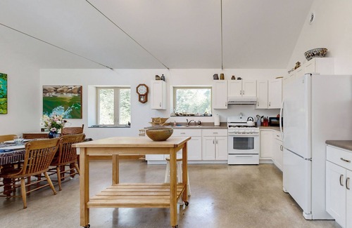 Ellsworth House | Cozy cottage with private Washer/Dryer, wifi and hiking trails