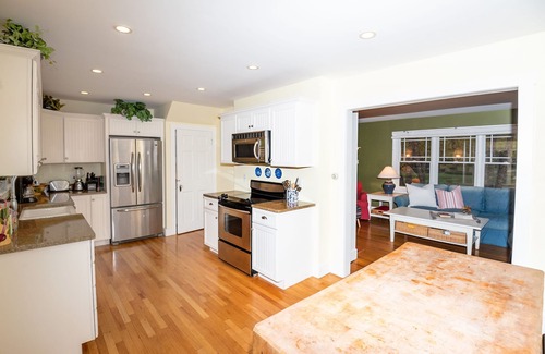 Saint Joseph House | Cozy Cottage with view of Lake Michigan